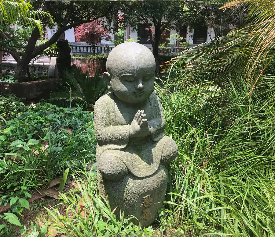 Un bouddha dans un jardin chinois